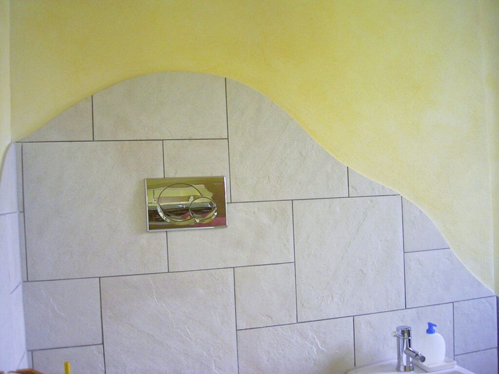 Bad mit geschwungener Fliesenwand