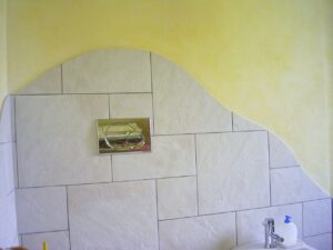 Bad mit geschwungener Fliesenwand