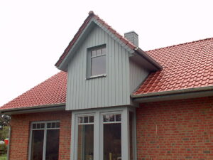 Wohnhaus mit Holz-Stein-Fassade