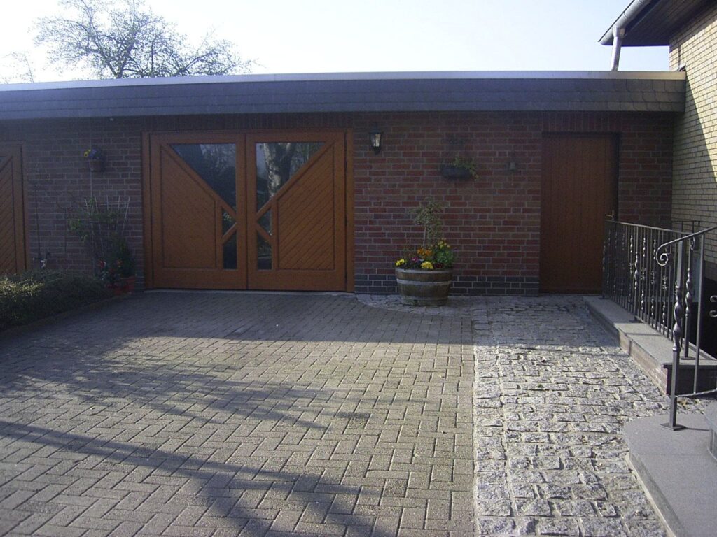 Carport mit Pflastereinfahrt